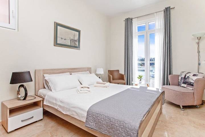 Gîte pour 3 personnes, avec terrasse et vue, adapté aux familles dans Tivat - 2