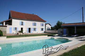 Gîte pour 10 personnes, avec jardin ainsi que piscine et terrasse à Rochetoirin