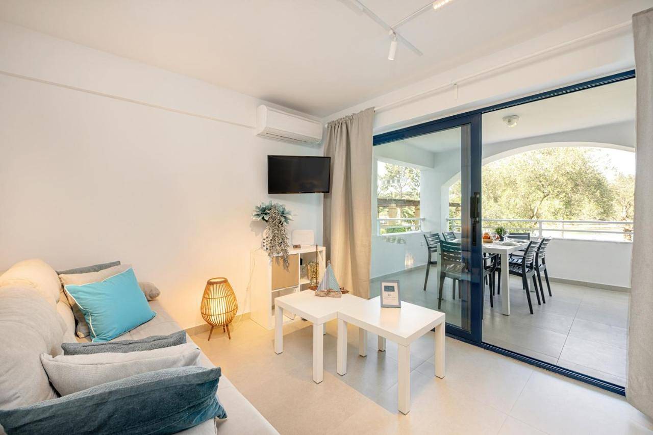 Ganze Wohnung, Blue & White Velvet 20m from the beach in Gouvia, Korfu