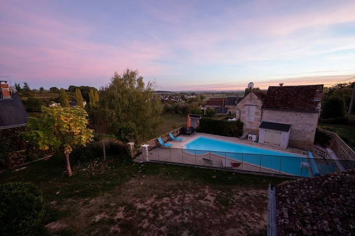Gîte pour 4 personnes, avec piscine et jardin à Avon-les-Roches