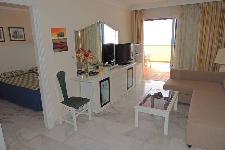 Ganze Wohnung, Superb Apartment mit spektakulärem Cliff Sun Terrasse und Meerblick Prahlerei. in Playa de los Guíos, Santiago del Teide