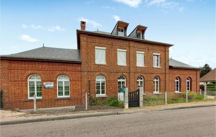 Gîte pour 2 personnes, avec jardin à Les Hogues