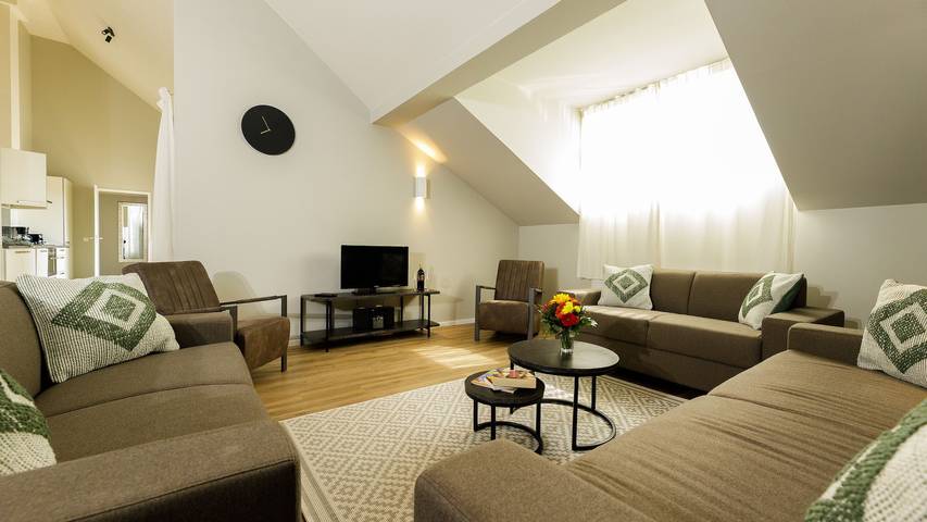 Ferienhaus für 10 Personen, mit Sauna und Whirlpool sowie Pool und Balkon im Nationalpark Eifel - 2