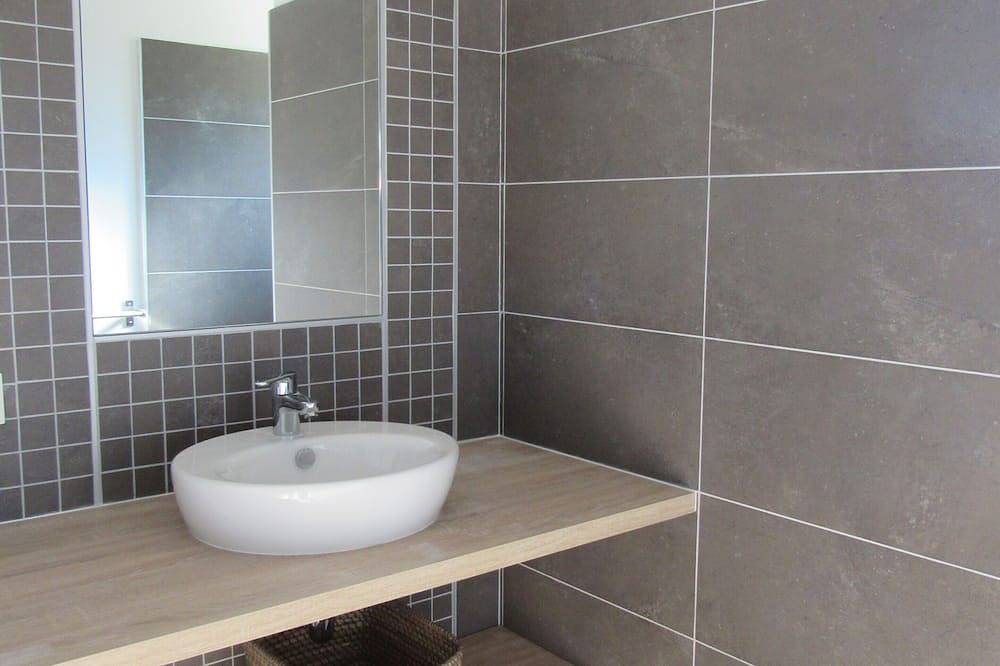 Maison individuelle grand confort avec piscine 3 chambres, 2 Sdb pour 6 person. in Berrias-et-Casteljau, Parc national des Cévennes