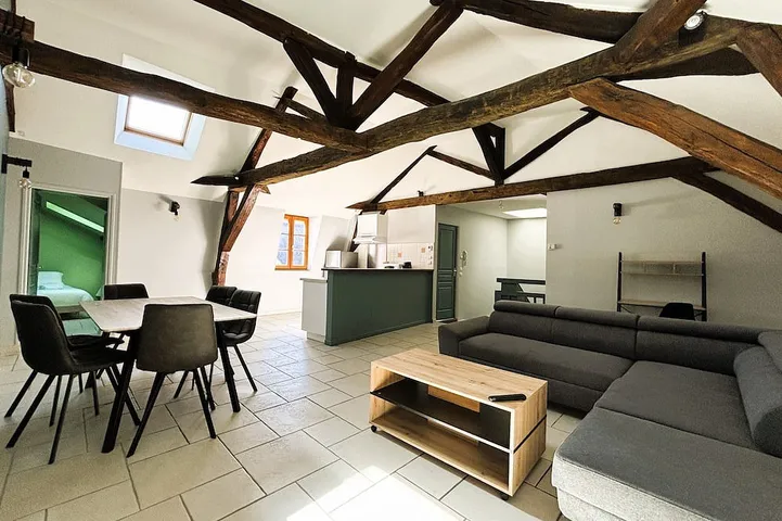Appartement entier, Grand appartement sous les toits in Bourges, Région de Bourges