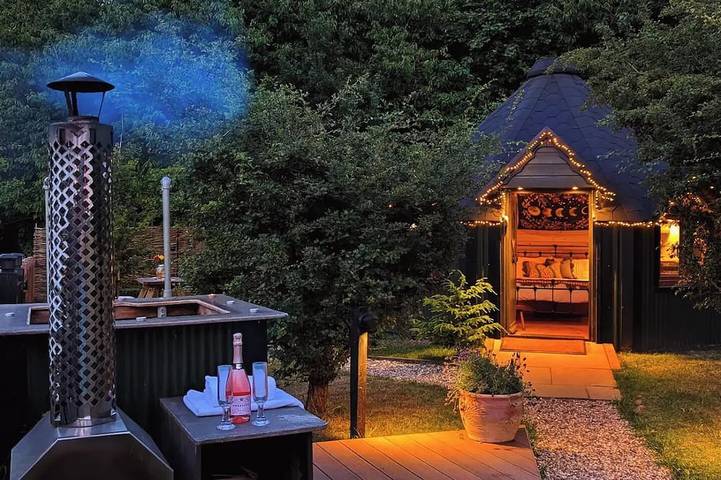 Glamping for 4 people, with Hot tub and Terrace as well as Garden in Hertfordshire
