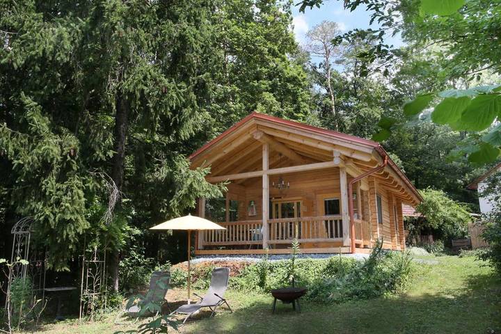 Chalet für 5 Personen, mit Balkon und Whirlpool sowie Terrasse und Garten im Burgenland