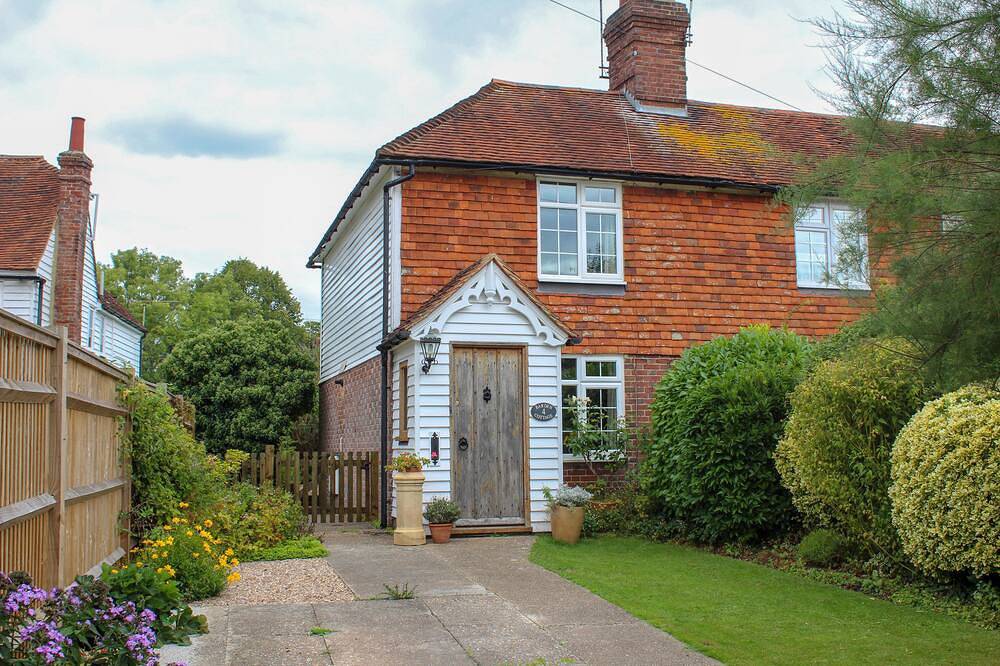 Comfortable, characterful cottage for 3 in Tenterden, woodburner and parking in Tenterden, Ashford region