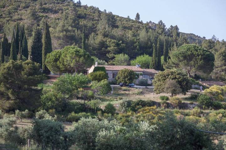 Location de vacances pour 8 personnes, avec terrasse et vue ainsi que piscine et jardin à Les Baux-de-Provence