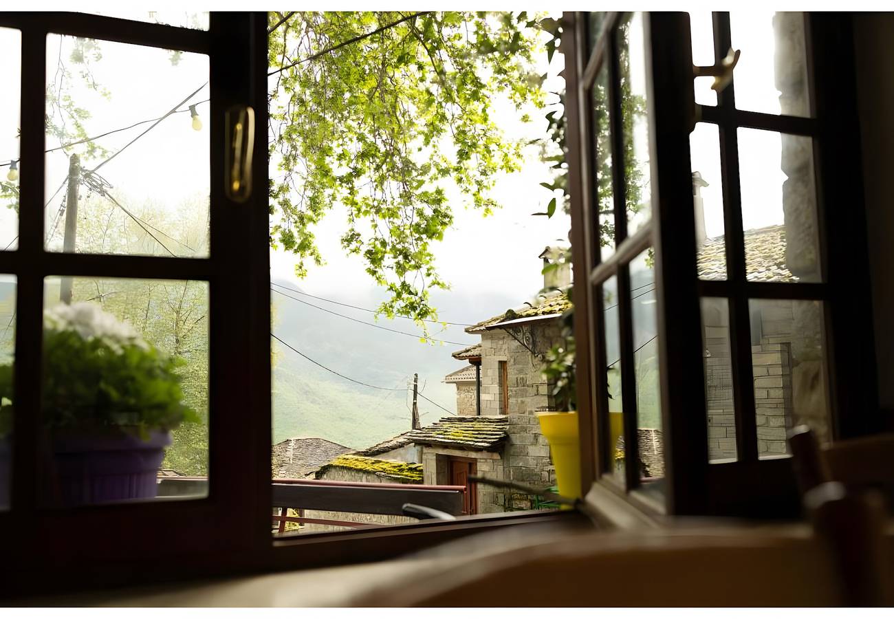 Gästehaus 'Armoloi Zimmer 2' mit Bergblick, Gemeinschaftsterrasse und Wi-Fi in Vikos-Aoos Nationalpark