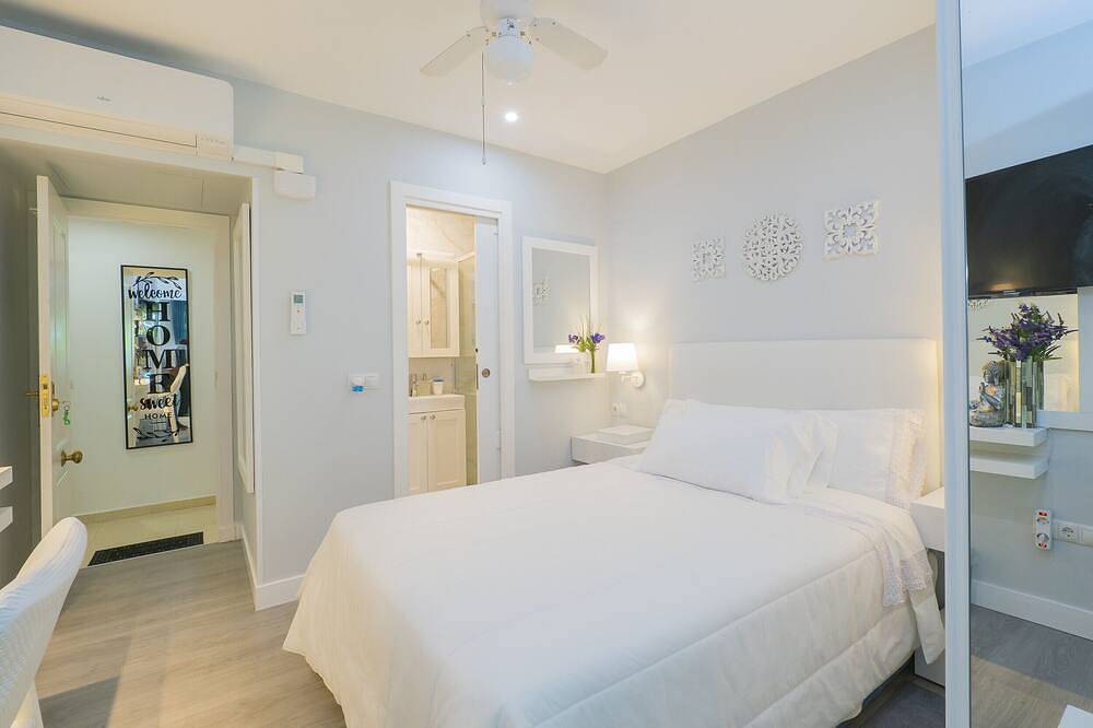 Cubo's Poseidon Apartment 3 & Pool / room / air conditioning / community pool / free wifi in Torrequebrada, Benalmádena