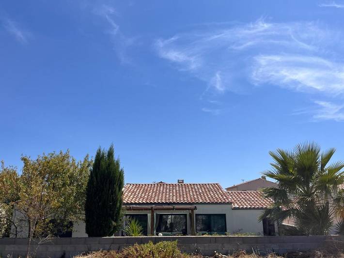 Location de vacances pour 2 personnes, avec jardin et piscine ainsi que vue et terrasse à Pinet (homonymie) - 2