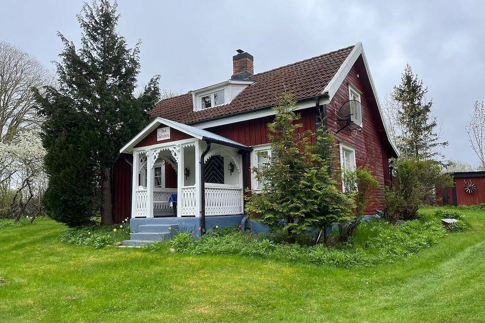 Sonniges Ferienhaus in Seenähe Mit 3 oder 5 Schlafzimmern (Gästehaus zubuchbar ) in Hultsfreds und Umgebung