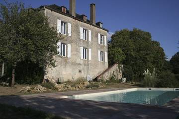Gîte pour 12 personnes, avec jardin, animaux acceptés à Bilhac