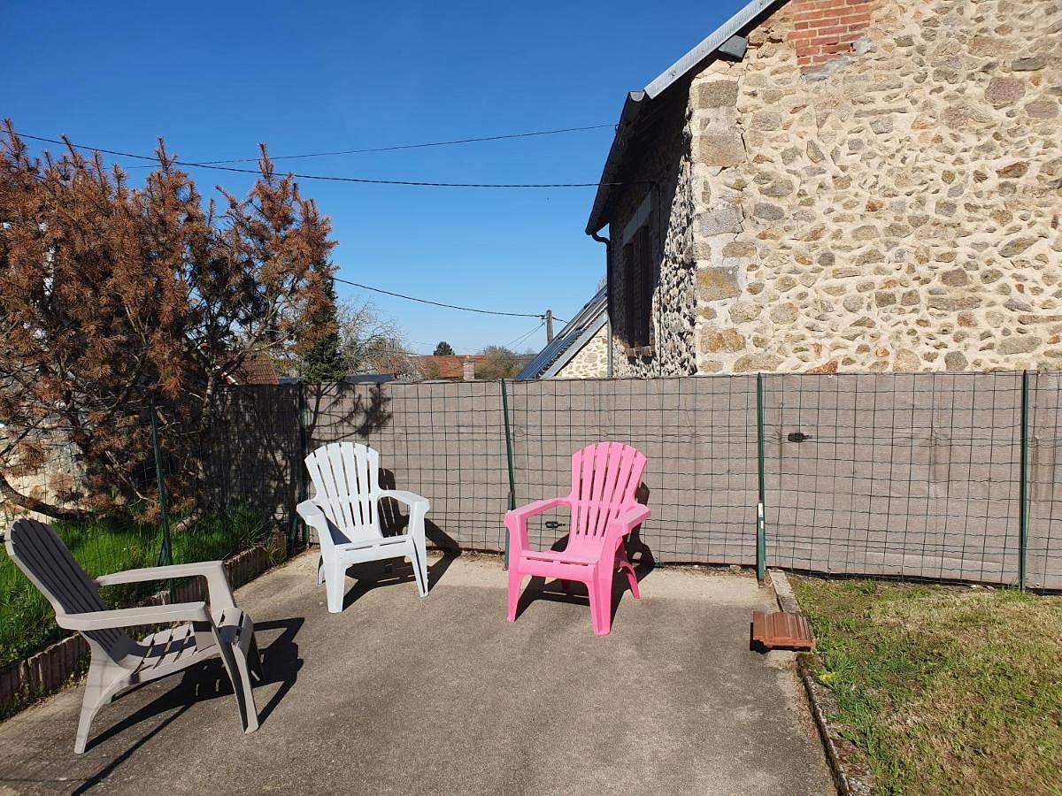 Three-Bedroom House in Bussière-Dunoise, Région de Guéret