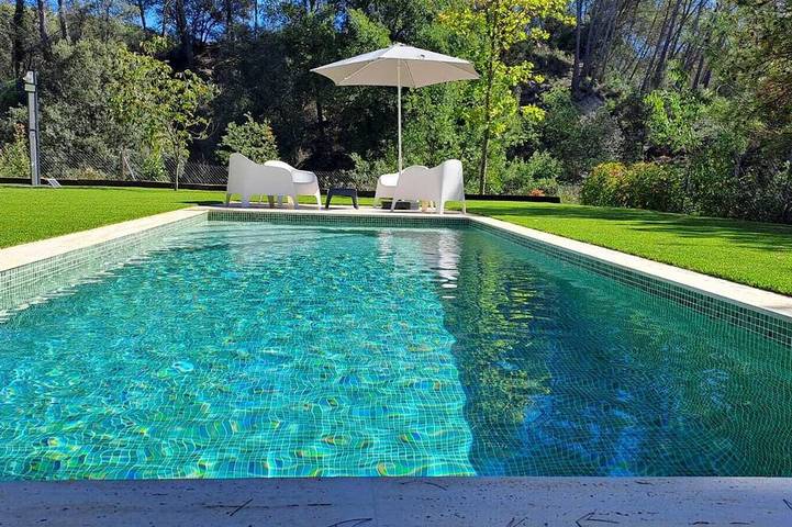 Holiday home for 9 people, with balcony and pool as well as garden in Bages