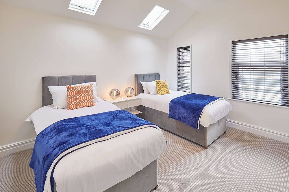 Cosy seaside cottage ideal for beach, pub & town. Private sun terrace with fire pit. Dogs welcome. in Saltburn by the Sea, Redcar and Cleveland