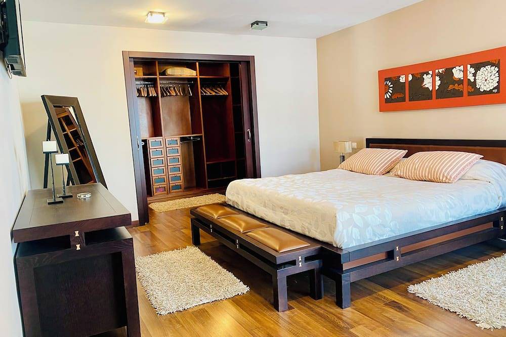 Modern villa with pool and garden. Just a few steps from the subway station. in Montequinto, Dos Hermanas
