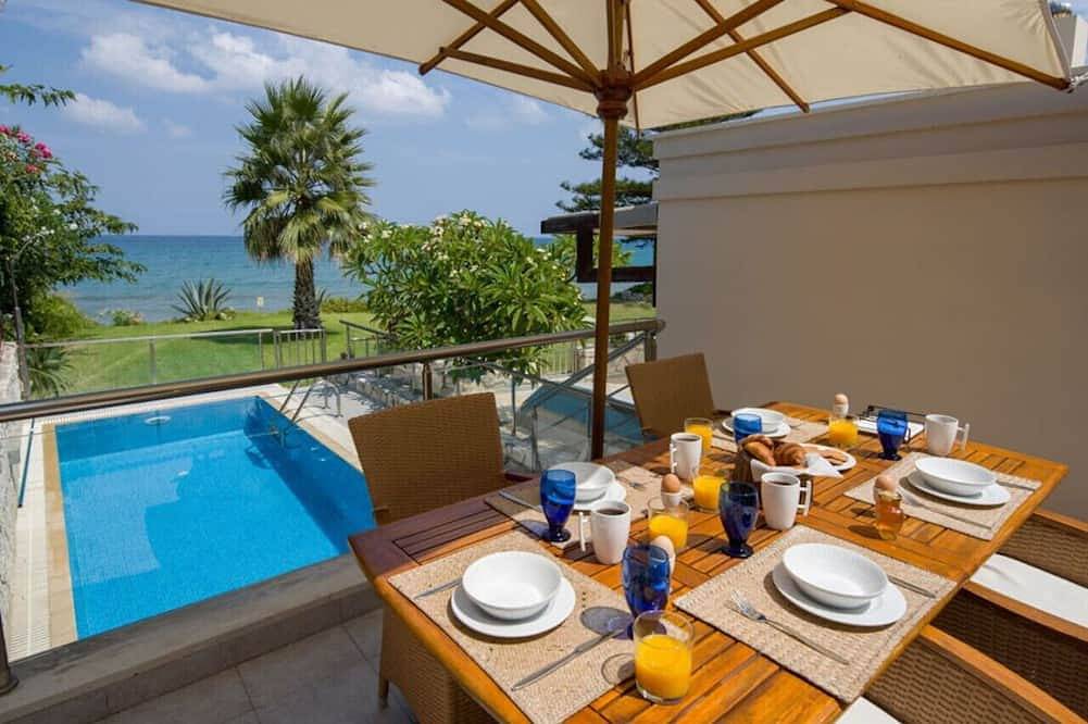 The Seaside Villa - A beach front compound villa with a private pool in Kalyves, Chania und Umgebung