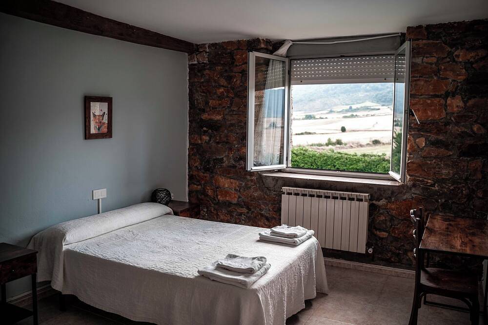 Large house with swimming pool and barbecue in the mountains, dogs allowed. in Harana, Cordillera Cantábrica