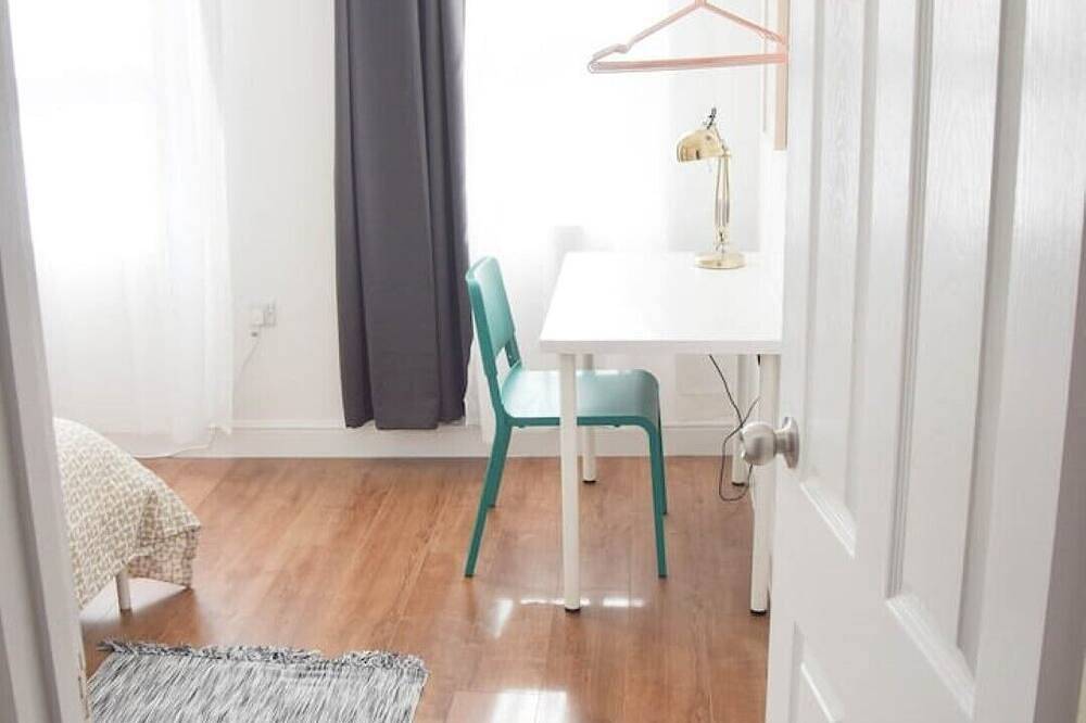 Apartamento entero, Airy And Bright Master Bedroom Near Mercure Hotel in Leicester, Heart of England