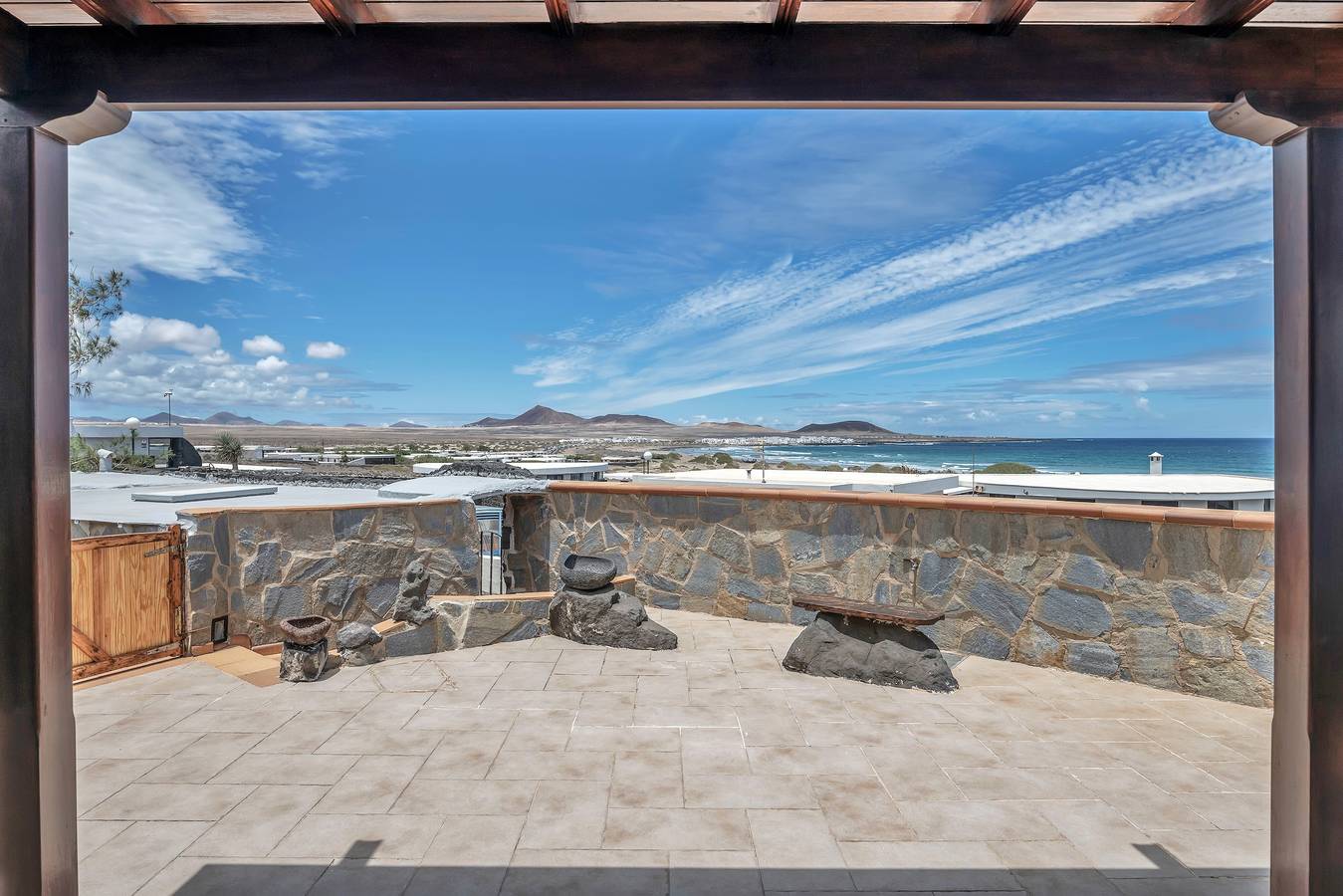 Villalmar' avec vue sur la mer, piscine privée et Wi-Fi in Famara Beach, Teguise