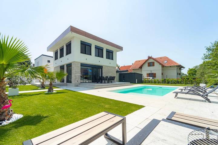 Villa für 12 Personen, mit Ausblick und Garten sowie Seeblick und Pool am Balaton