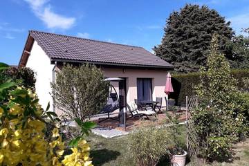 Maison de vacances pour 3 personnes, avec jacuzzi ainsi que terrasse et jardin, animaux acceptés dans Eure-et-Loir