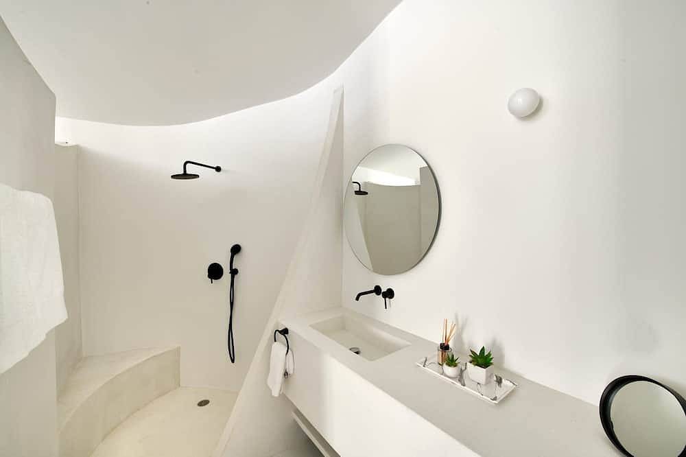 Wonderful Santorini Villa | 2 Bedroom Villa | Outdoor Pool & Stunning Views | Finikia in Finikia, Santorin