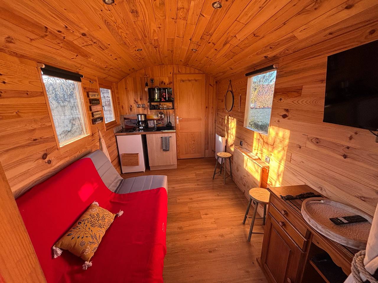 Cabane 'La Roulotte Saintaise' avec Terrasse Privée, Jardin Partagé et Climatisation in Saintes, Région de Saintes