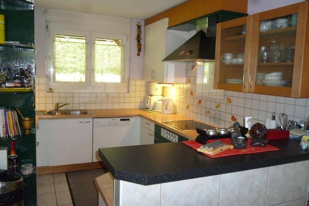 Home for Rent. Residential, 10mins from town, 2mins from lake, public transport. in Genthod, Lago Lemano