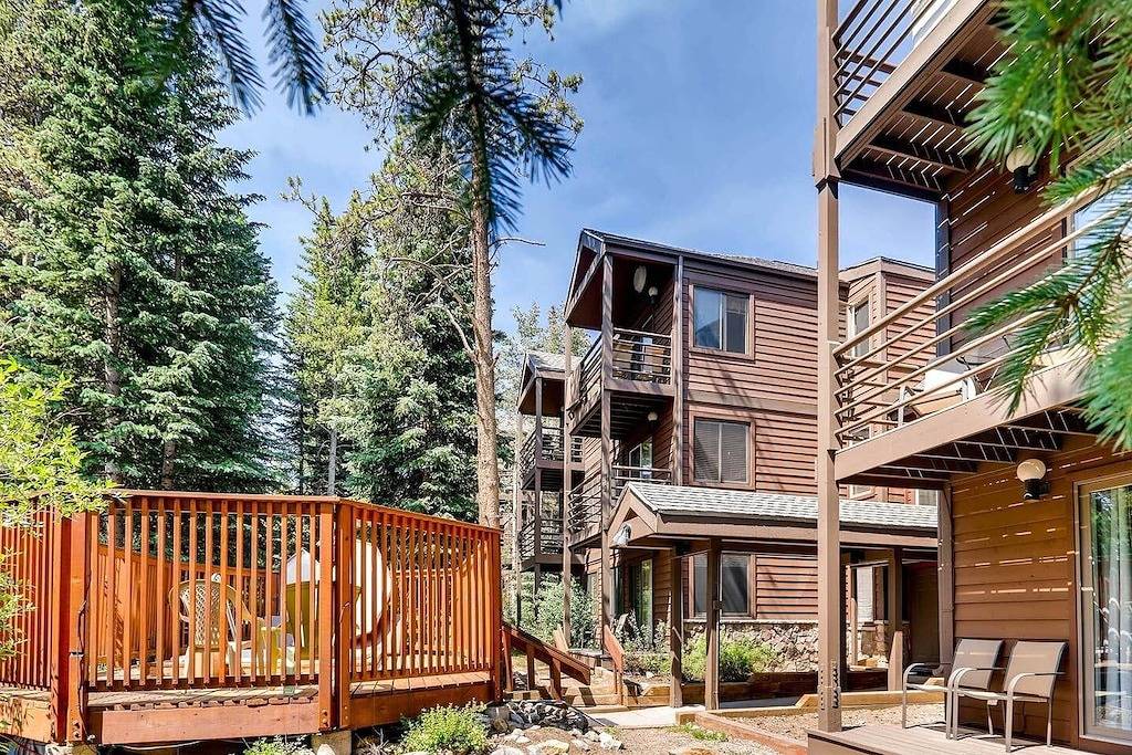 Ganze Wohnung, Neue Auflistung! Ski-in / Creekside tierfreundlich 1 Br in Wildwood nahe dem Herzen der Stadt! in Arapaho and Roosevelt National Forests