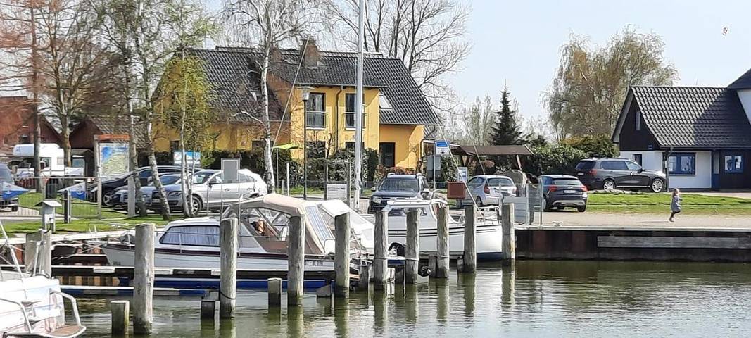 Ferienhaus für 6 Personen, mit Terrasse und Garten sowie Sauna und Seeblick