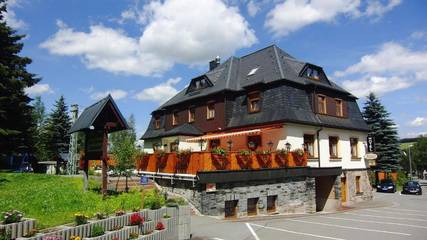 Ferienwohnung für 4 Personen, mit Sauna und Garten sowie Terrasse, mit Haustier in Sehmatal