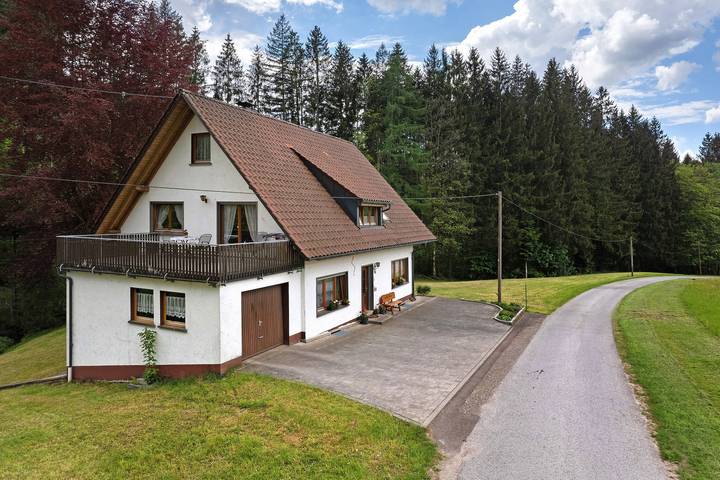 Apartamento entero, Apartamento 'Ferienwohnung Torbrünnele' con vistas a la montaña, terraza privada y Wi-Fi in Bad Rippoldsau-Schapbach, Selva Negra Central