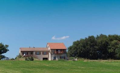Gîte pour 6 personnes, avec terrasse ainsi que vue et piscine à Sonnay