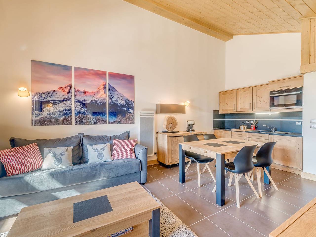 Entire apartment, 4* Apartment for 6 with Wifi, at the foot of the slopes in Champagny-en-Vanoise, Vanoise National Park