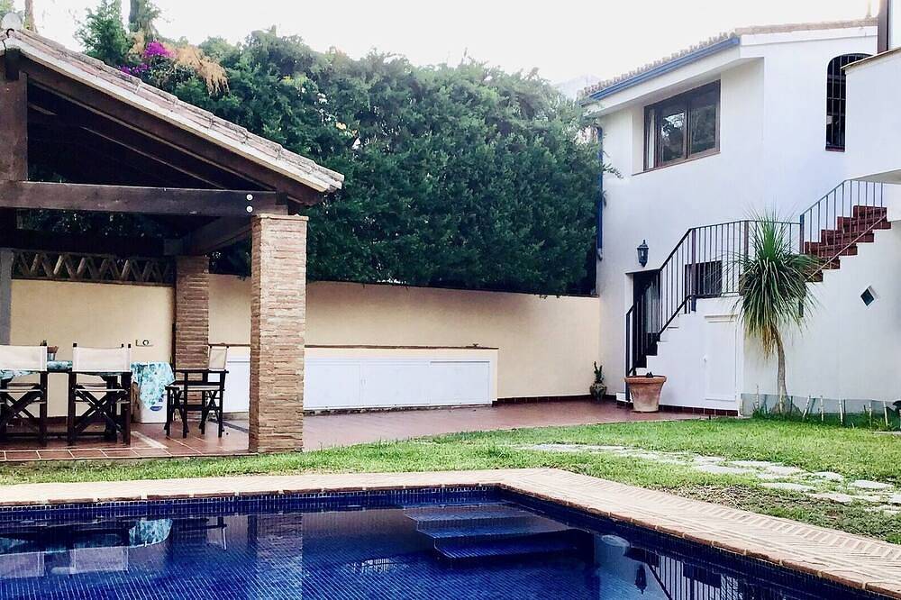 Appartamento intero, Piccolo studio: camera + bagno + angolo cottura, ingresso indipendente, giardino, piscina in Fuengirola, Costa del Sol