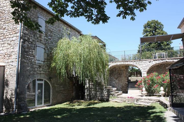 Location de vacances pour 6 personnes, avec piscine ainsi que terrasse et jardin, animaux acceptés à Berrias-et-Casteljau