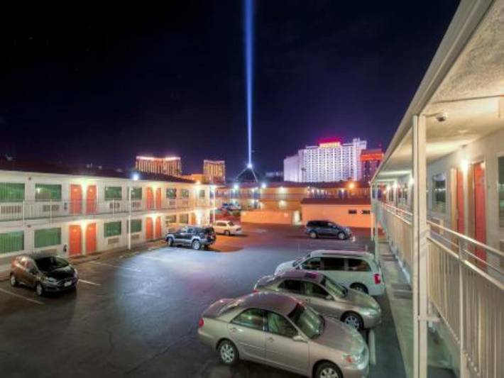 Apartamento entero, 1 cama matrimonial | Ducha adaptada para personas con discapacidad in Paradise, Nevada (Estados Unidos)
