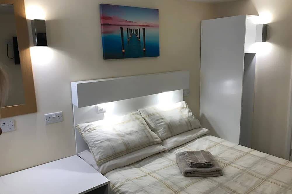 Double Room, own front door on high street in Carmarthenshire