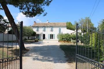 Gîte pour 9 personnes, avec jardin à Sérignan-du-Comtat
