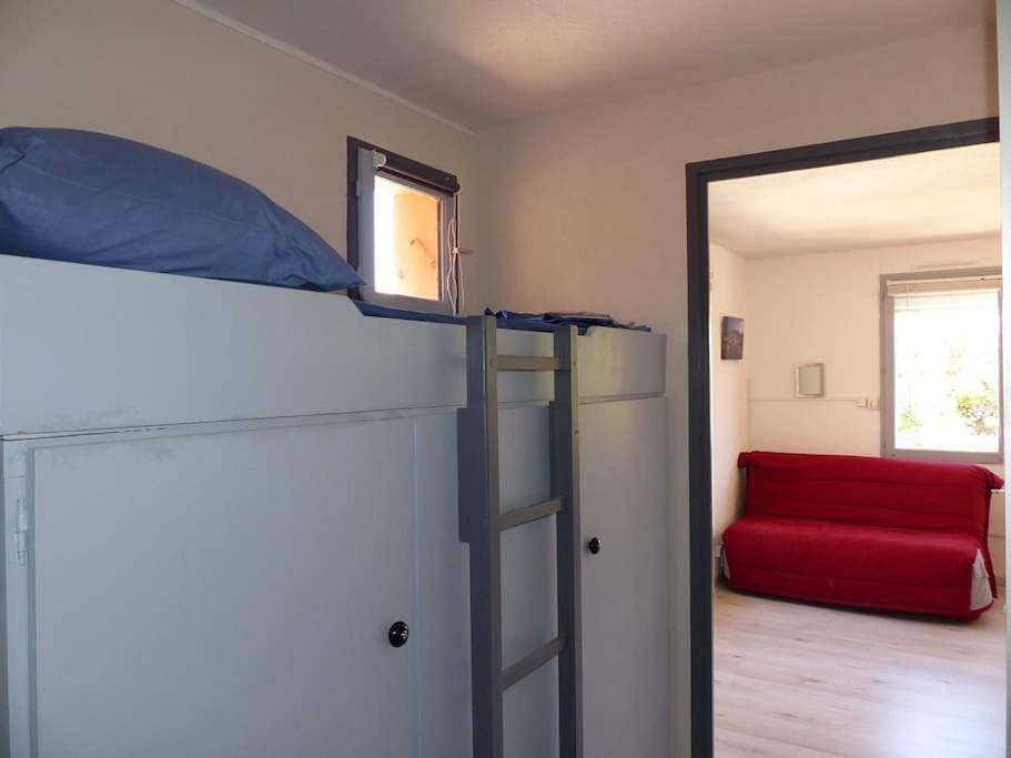 Appartement entier, Charmant Studio climatisé au cœur du Parc Naturel des îles du Frioul in Frioul archipelago, Marseille