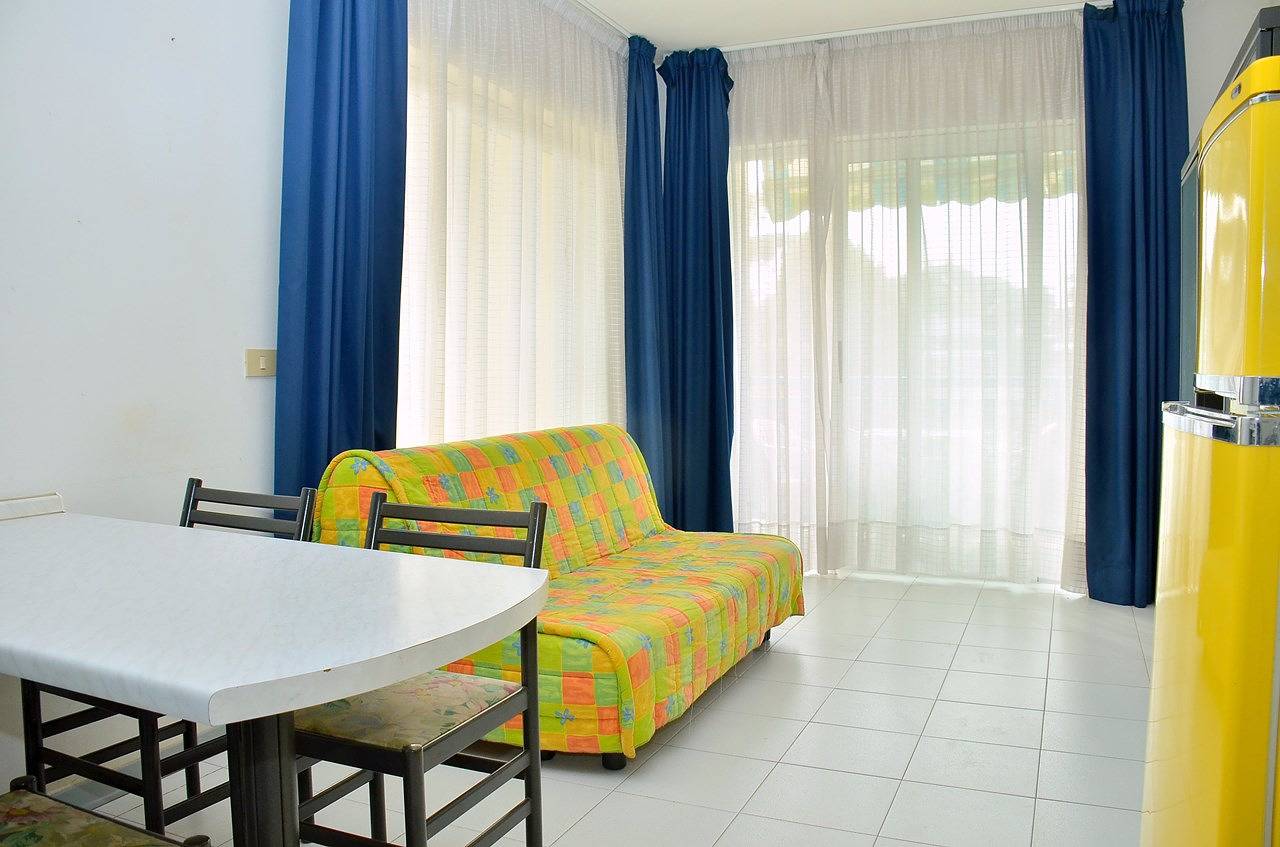 Apartamento entero, Colorido apartamento junto al mar con piscina en la azotea in Bibione, Provincia de Venezia