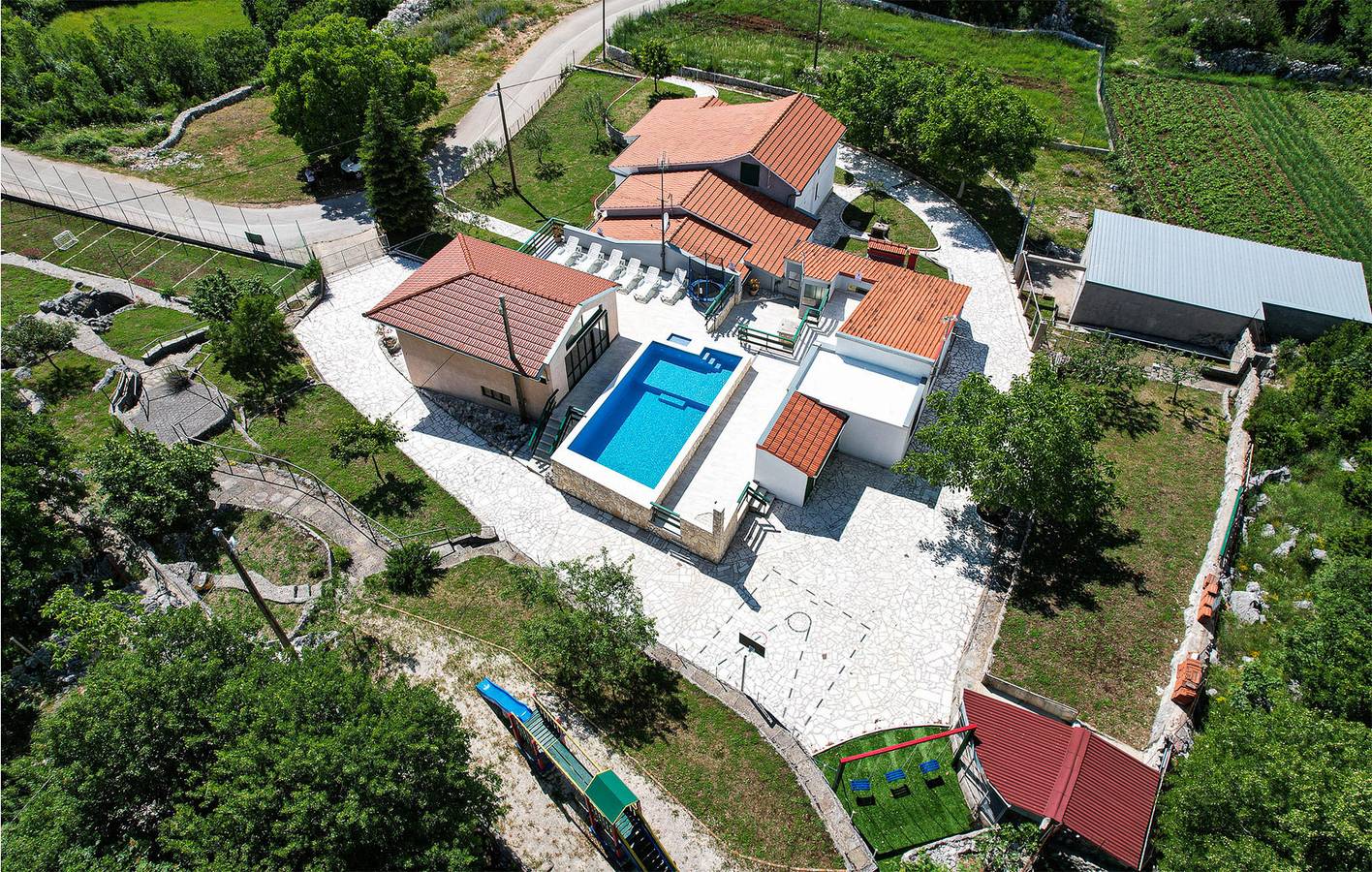 Charmante 160 m² große Wohnung mit Pool, WLAN und Terrasse in Dalmatinisches Zagora
