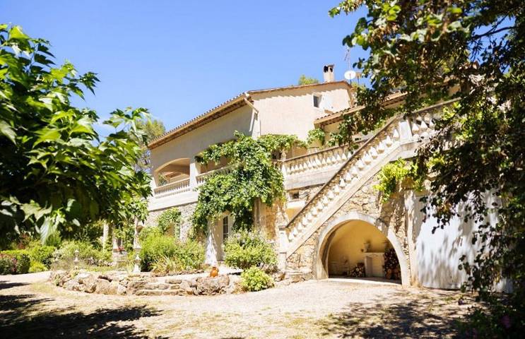 Location de vacances pour 14 personnes, avec terrasse ainsi que jardin et piscine à Tourrettes - 2