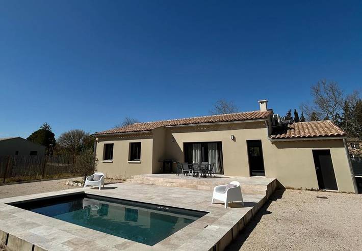 Location de vacances pour 6 personnes, avec jardin ainsi que terrasse et piscine à Mollégès