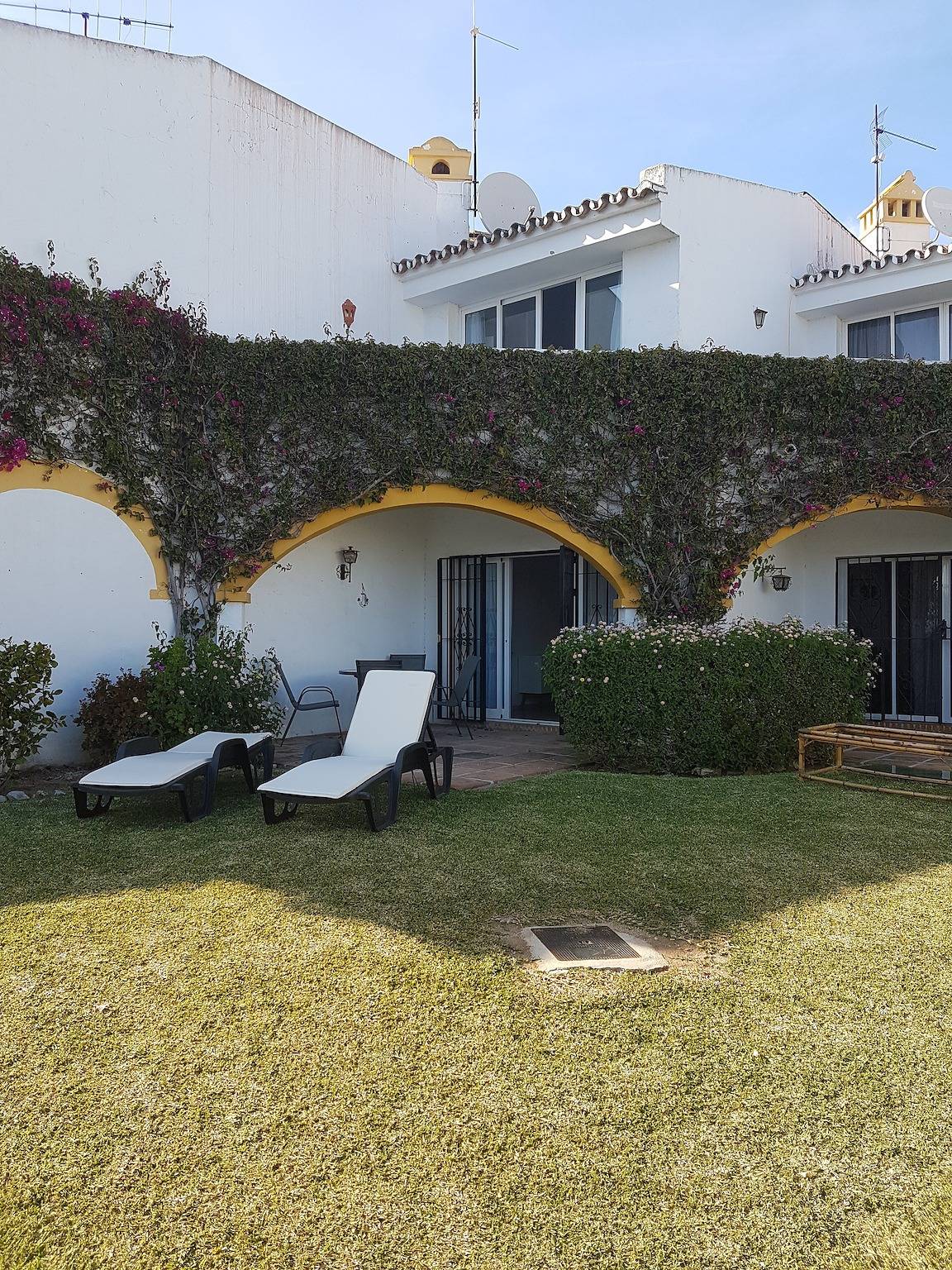 Maison "Casa Los Pinos", avec vue mer, piscine commune, balcon, climatisation & Wi-Fi in Sitio de Calahonda, Mijas