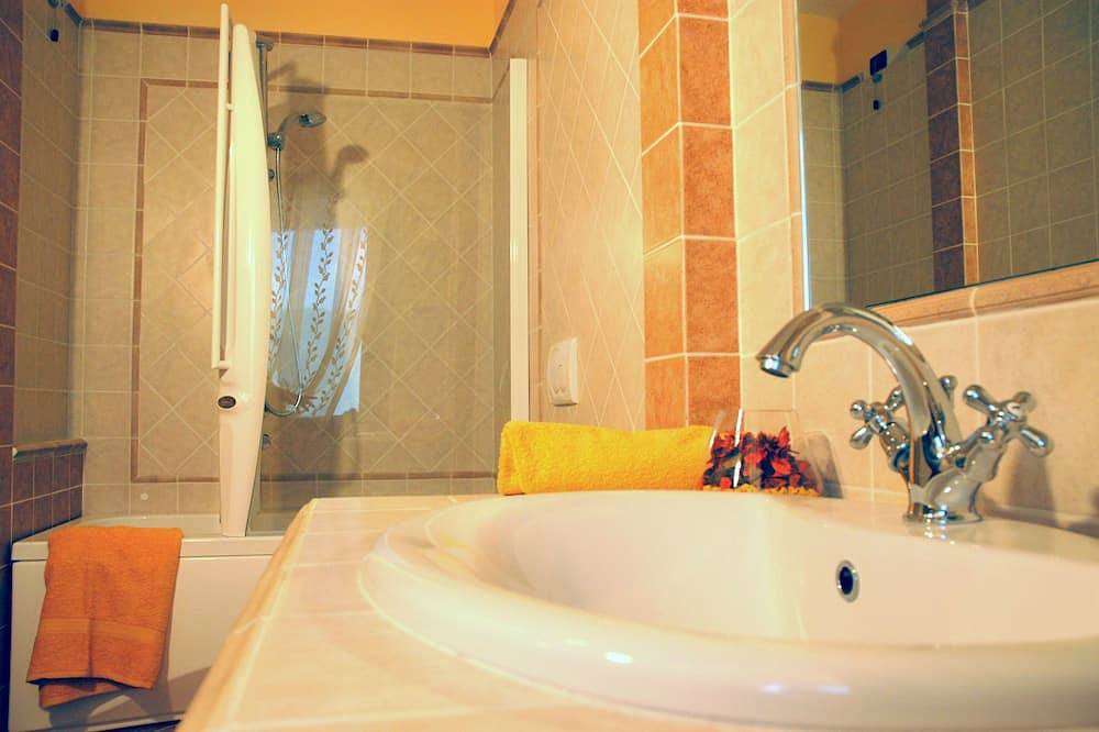 Schitterend vrijstaand vakantiehuis met Wifi, jacuzzi, privé zwembad, Tv, patio en panorama in Castelnuovo di Garfagnana, Garfagnana