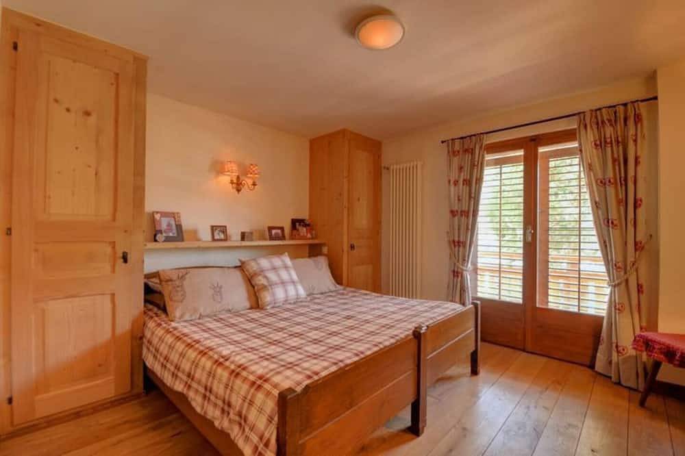 Entire apartment, Chalet Style Apartment 2 min Flat Walk from Le Médran main lift! in Bagnes, Wallisian Alps